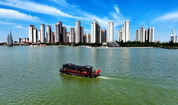 龙子湖游船首航人气火爆 每日19时增开两班环湖游